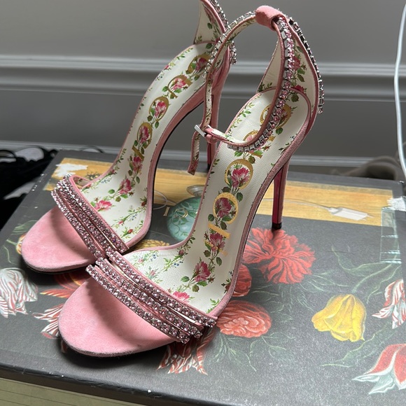 GUCCI PINK LLSE CRYSTAL EMBELLISHED SUEDE STRAP PEONY SANDALS - Picture 1 of 5
